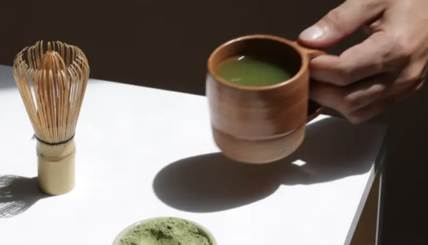 Thé matcha servi dans un bol