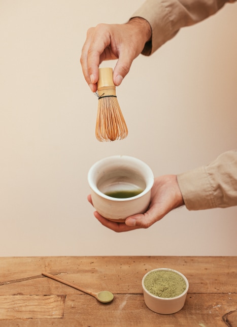 Bol de matcha et ustensiles de préparation