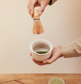 Feuilles de thé et tasse